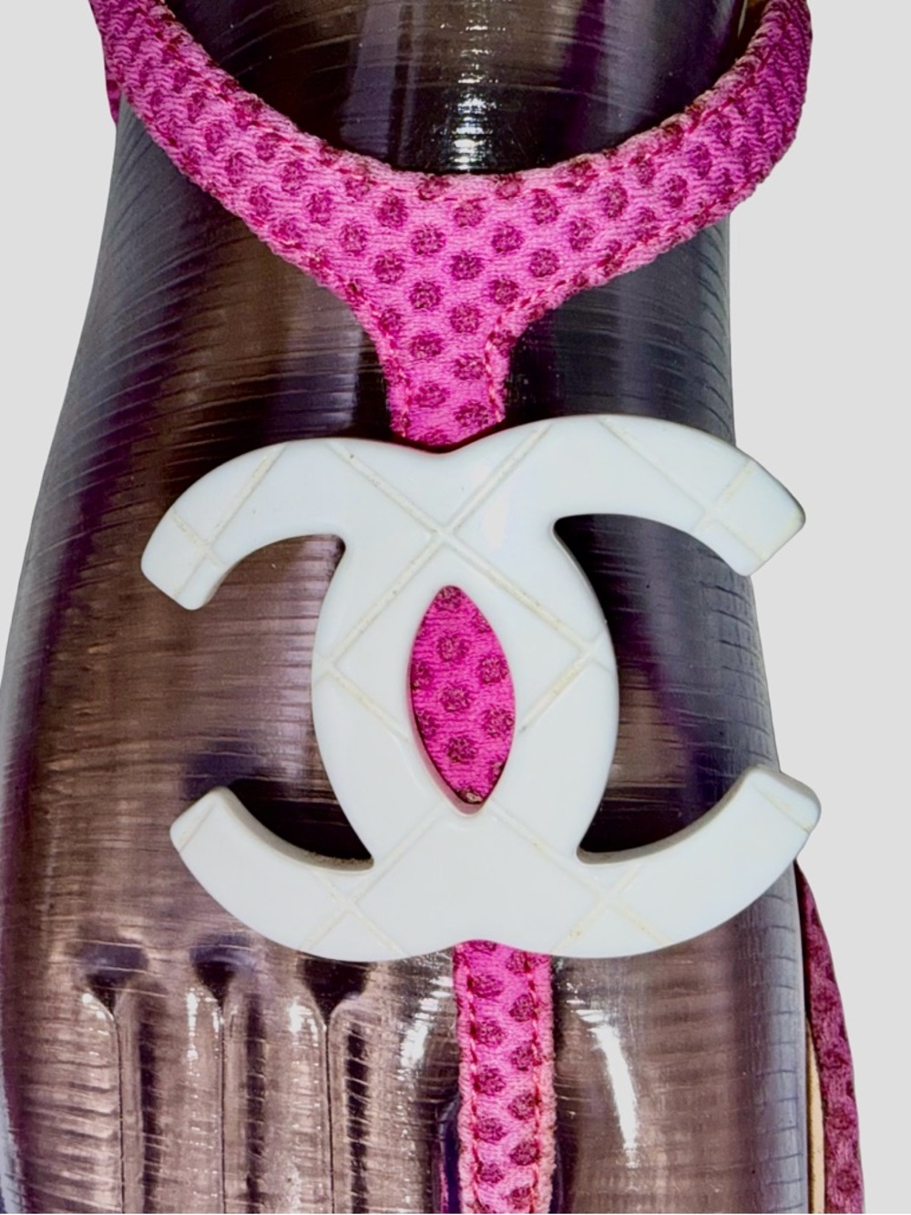 CHANEL FUCHSIA T-STRAP SANDALS WITH  WHITE CC LOGO MEDALLION - Picture 2 of 10